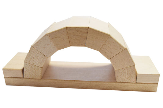 Pont en arc de pierre fait de bois 